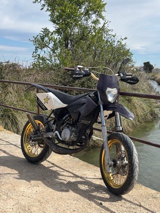 Beta RRT Enduro Moto Negra y Dorada