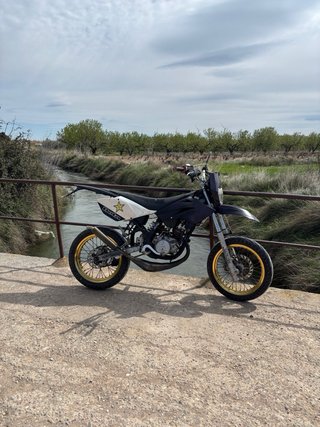 Beta RRT Enduro Moto Negra y Dorada