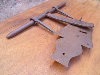 Cerrojo antiguo con cerradura forja, 37 cm.