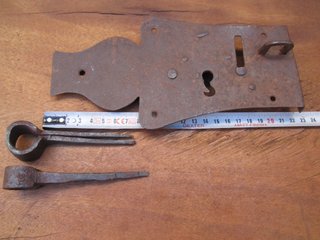 Cerrojo antiguo con cerradura forja, 37 cm.