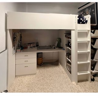 Cama alta blanca con escritorio