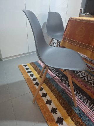2 Sedie in plastica con gambe in legno massello