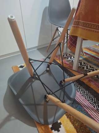 2 Sedie in plastica con gambe in legno massello