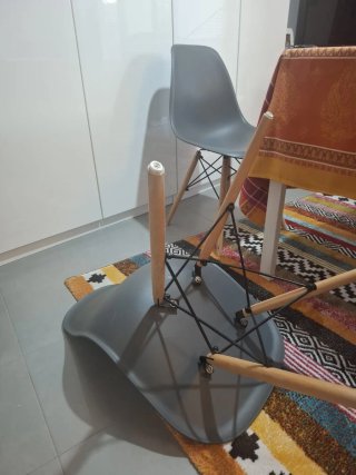 2 Sedie in plastica con gambe in legno massello