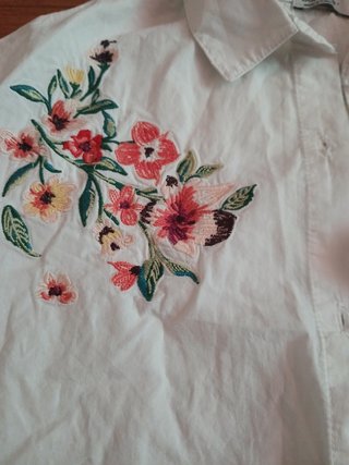 Camisa Bershka blanca bordada flores Talla XS