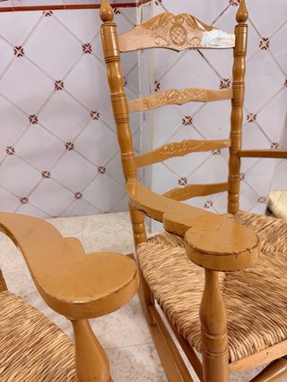 Mecedoras vintage de madera y mimbre.