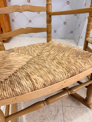 Mecedoras vintage de madera y mimbre.