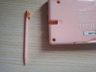 Nintendo DSi Rosa + Cargador + Juego