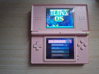 Nintendo DSi Rosa + Cargador + Juego