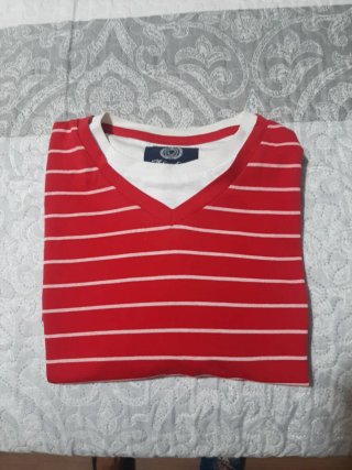 Camiseta de rayas rojas y blancas marca.