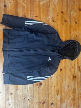 Sudadera Adidas con cremallera y capucha