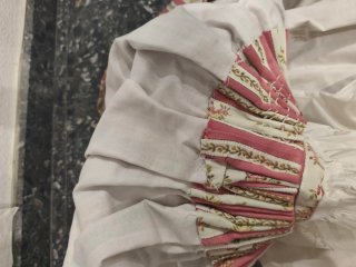 Vestido Huertana Fallera con manta morellana.