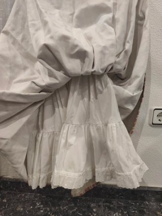 Vestido Huertana Fallera con manta morellana.