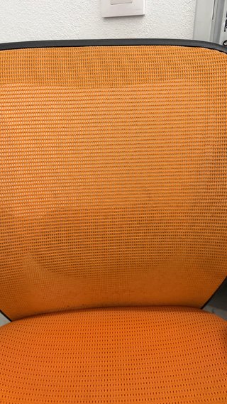 Silla de oficina naranja y negra