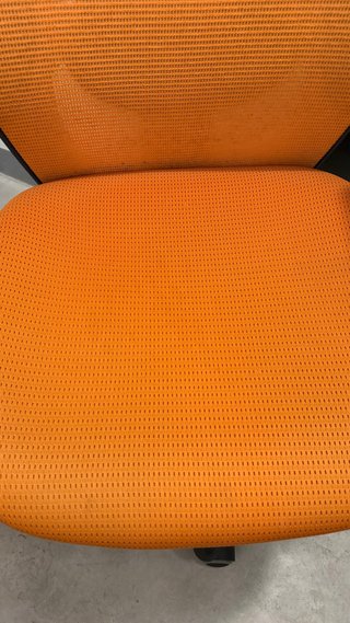 Silla de oficina naranja y negra