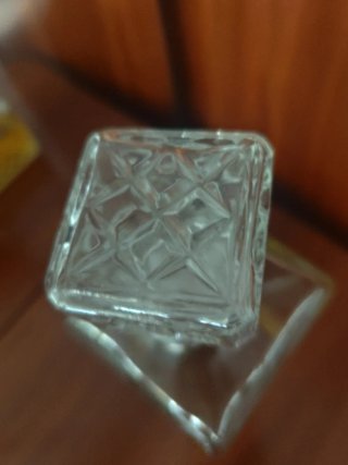 Licorera de cristal tallado vintage con tapón.