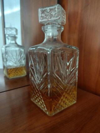 Licorera de cristal tallado vintage con tapón.