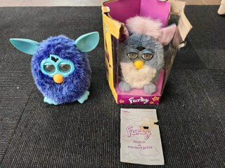 Furby Azul y Furby en Caja con Manual