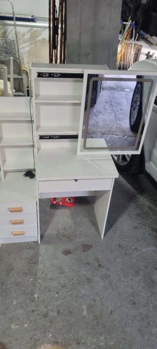 Tocador blanco con espejo