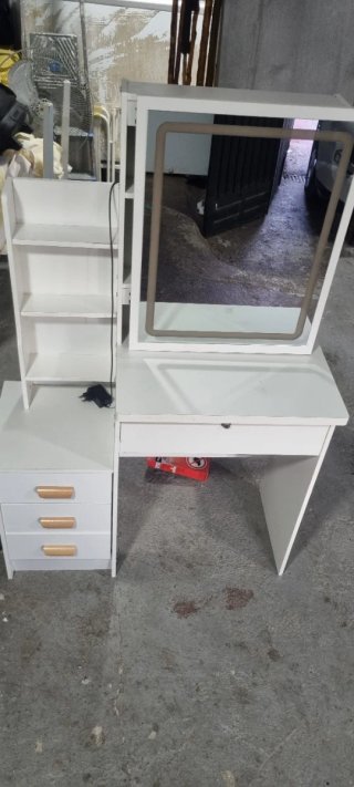 Tocador blanco con espejo