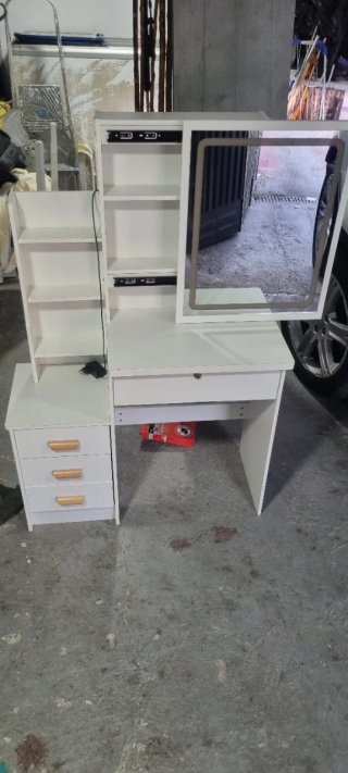 Tocador blanco con espejo