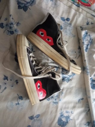 Converse x CDG negras con corazón rojo