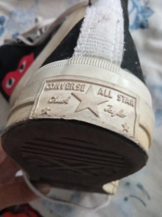 Converse x CDG negras con corazón rojo
