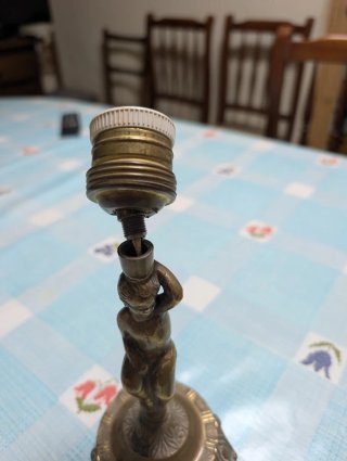 Lámpara de mesa antigua con figura