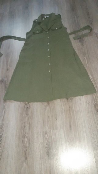 Vestido largo sin mangas verde militar.