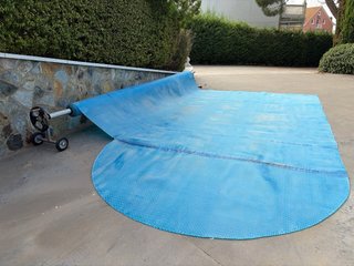 Manta térmica piscina azul con enrrollador