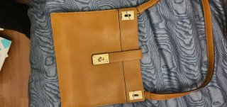 Bolso piel camel con adornos dorados