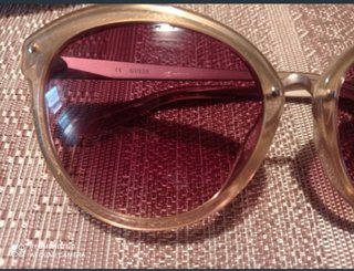 Gafas de sol Guess doradas y rosas