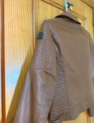Chaqueta efecto piel mujer marrón