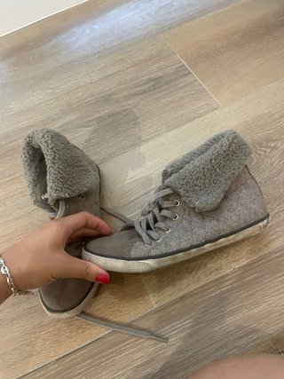 Zapatillas grises con forro de borreguito