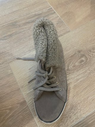 Zapatillas grises con forro de borreguito