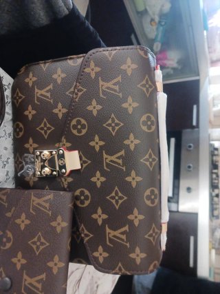 Borsa modello Louis Vuitton e portafoglio