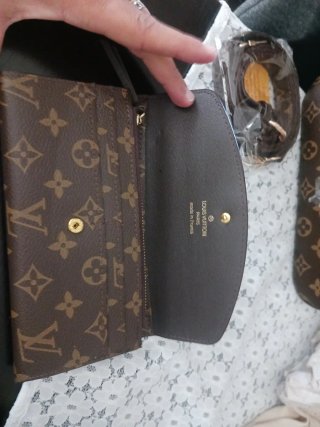 Borsa modello Louis Vuitton e portafoglio