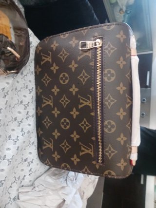 Borsa modello Louis Vuitton e portafoglio