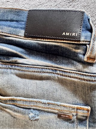 Pantalón vaquero desgastado y roto