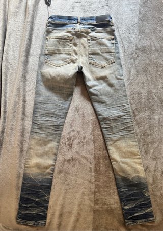 Pantalón vaquero desgastado y roto