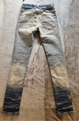 Pantalón vaquero desgastado y roto