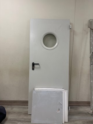 Puerta cortafuegos con ojo de buey