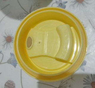 Vaso reutilizable con tapa y agarradero