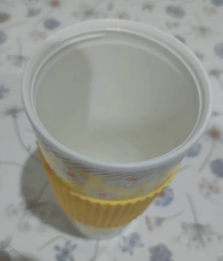 Vaso reutilizable con tapa y agarradero
