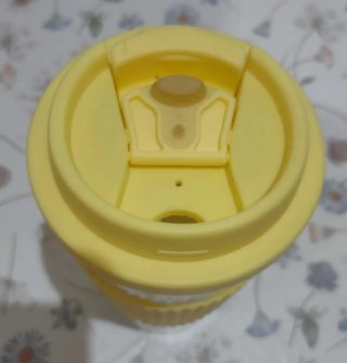 Vaso reutilizable con tapa y agarradero