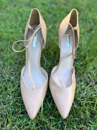 Zapatos tacon Guess beige talla 40