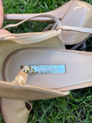 Zapatos tacon Guess beige talla 40