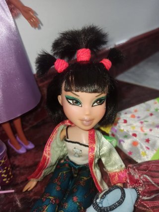 Conjunto di bambole Barbie e Bratz