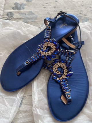 Sandalias de dedo con pedrería azul