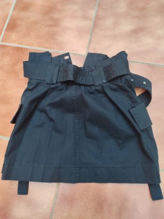 Falda negra con cinturón